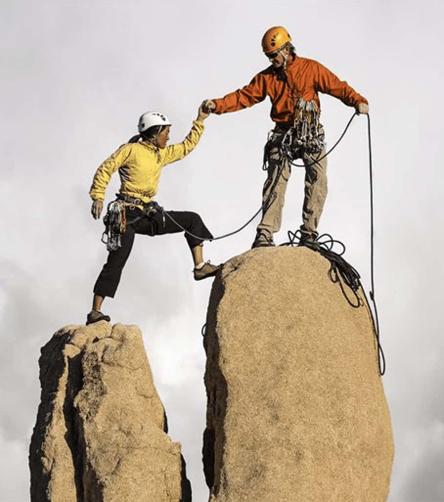 Ledere klatrer et fjell