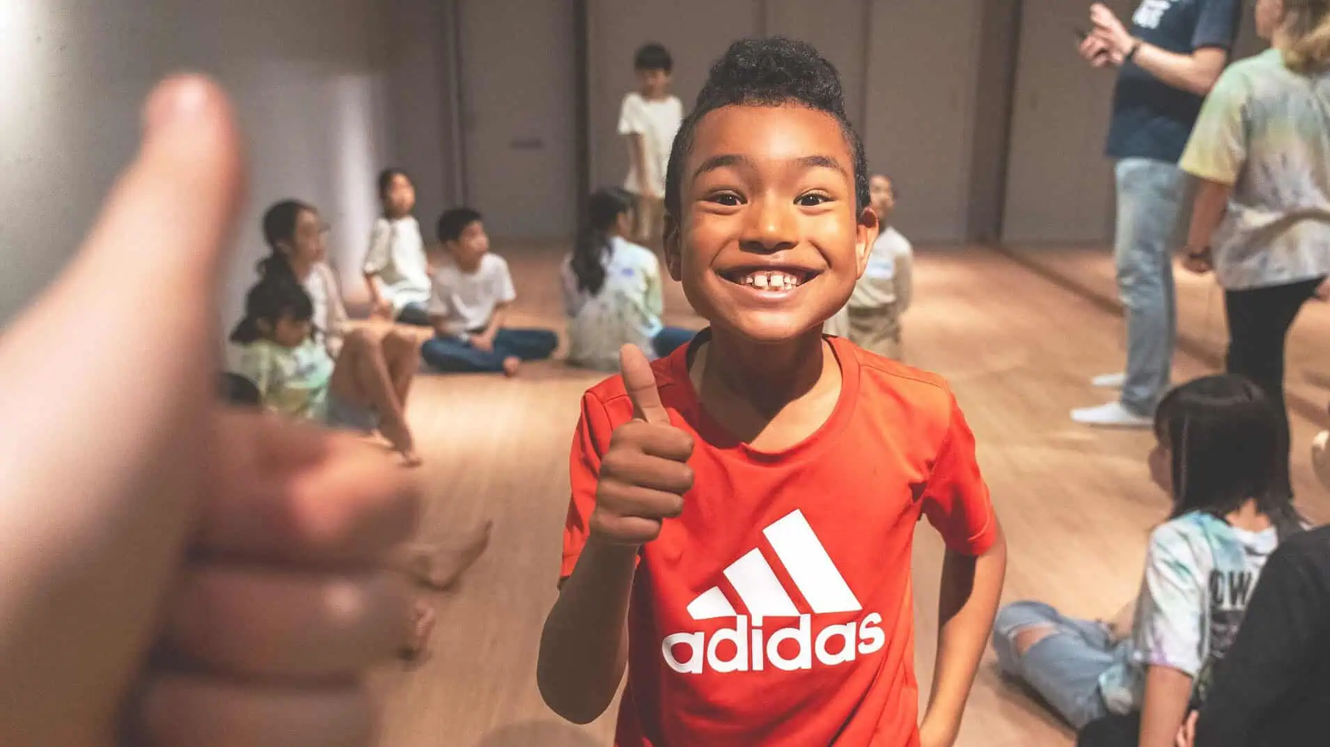 Medspiller misjonstest, bilde av gutt med tommel opp.