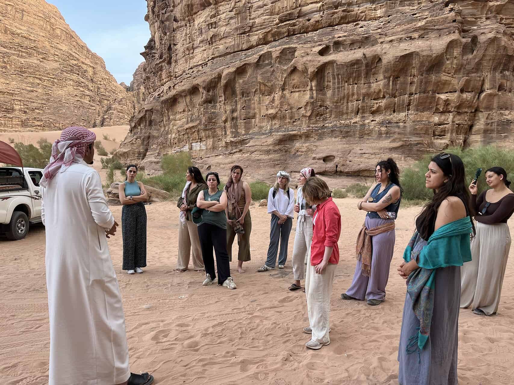 Illustrasjonsbilde, kvinner i ørkenlandskap. Musalah julegaveaksjonen 2025